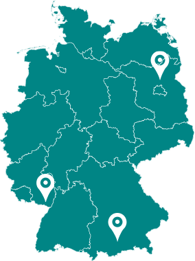 Stilisierte Deutschlandkarte in Blau mit weißen Standortmakierungen, die die Kidscamp-Standorte anzeigen.