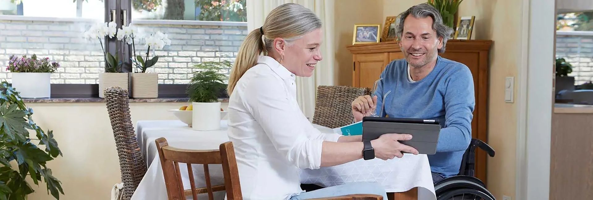 Das Bild zeigt eine Beratungssituation, in der eine Fachkraft einem Kunden mithilfe eines Tablets Informationen erklärt – als Symbol für eine professionelle Inkontinenz‑Beratung